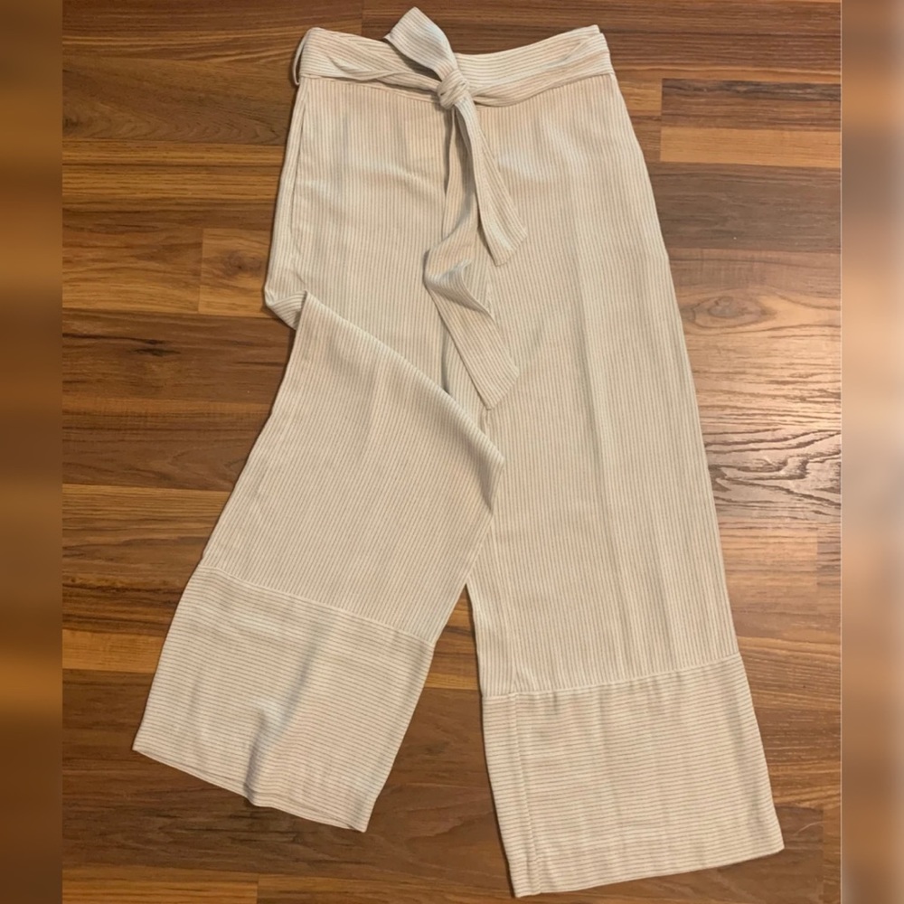 Wide-legged cropped pants